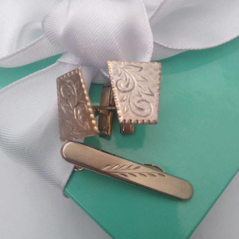 Vintage Goldtone Etched Hickok USA Tie Bar and Trapezoid Shaped Cufflink…